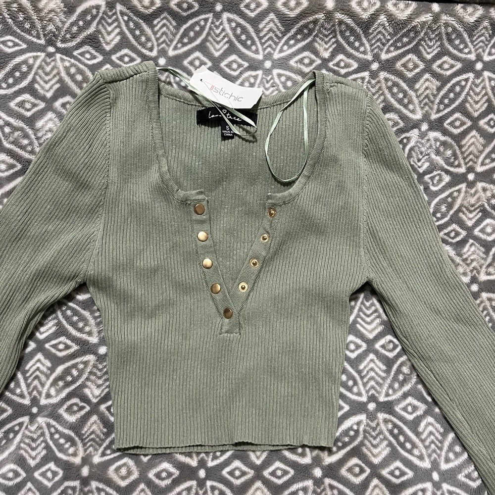 light olive green long sleeve crop top